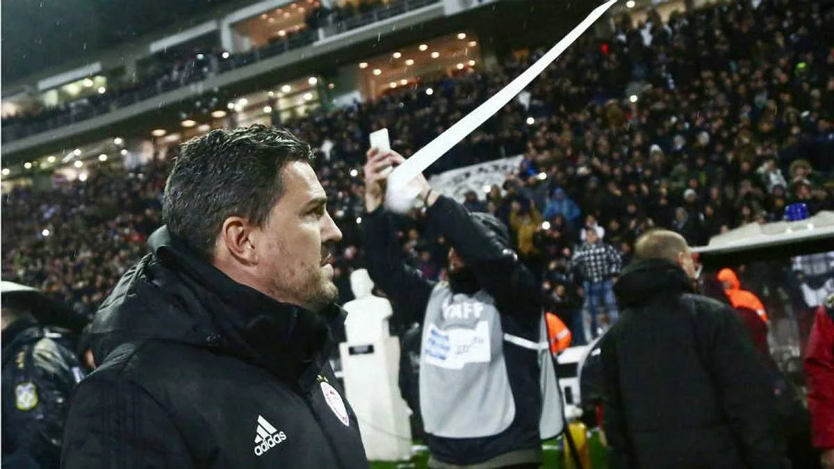 Фанаты ПАОКа травмировали Оскара Гарсию / фото из соцсетей