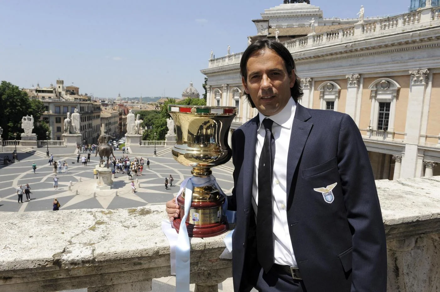 Сімоне Індзагі на фоні римських пейзажів