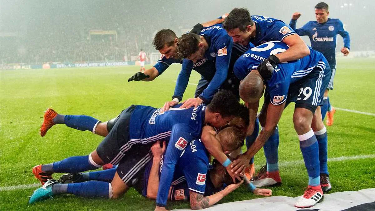 Євген Коноплянка на задньому плані