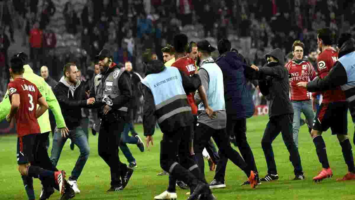 Фанаты Лилля выбежали на поле после матча против Монпелье, игроков спасли стюарды