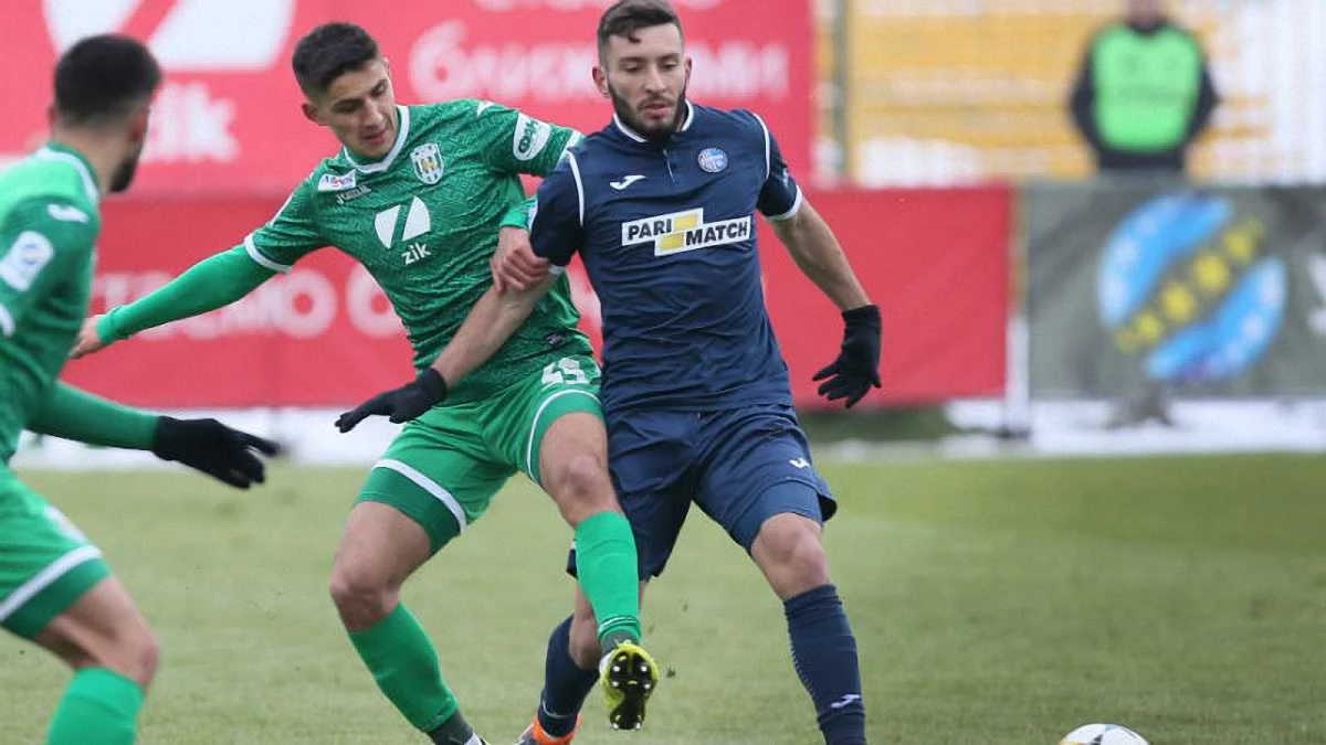 Олімпік розгромив Карпати / фото Є. Кравса