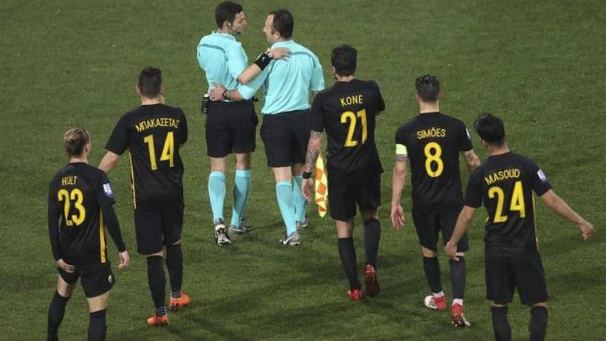 Гравці АЕКа в матчі проти ПАОКа / фото Sport24.gr