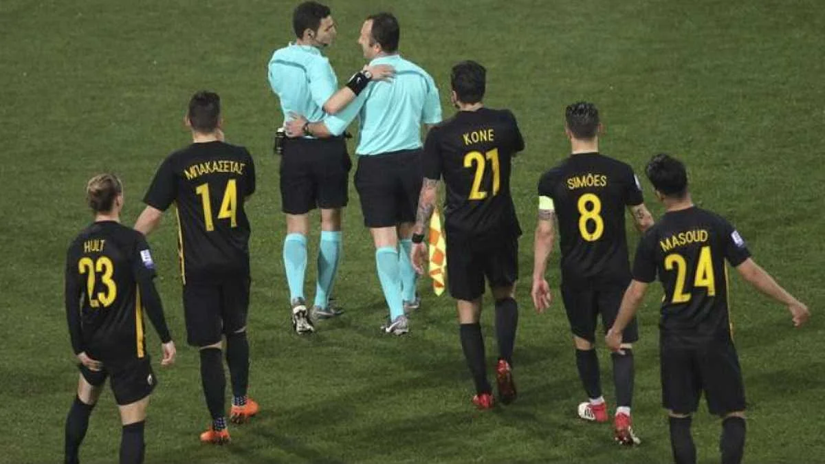 Гравці АЕКа в матчі проти ПАОКа / фото Sport24.gr