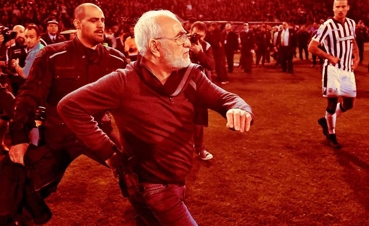 Іван Саввіді хапається за пістолет у матчі ПАОК – АЕК