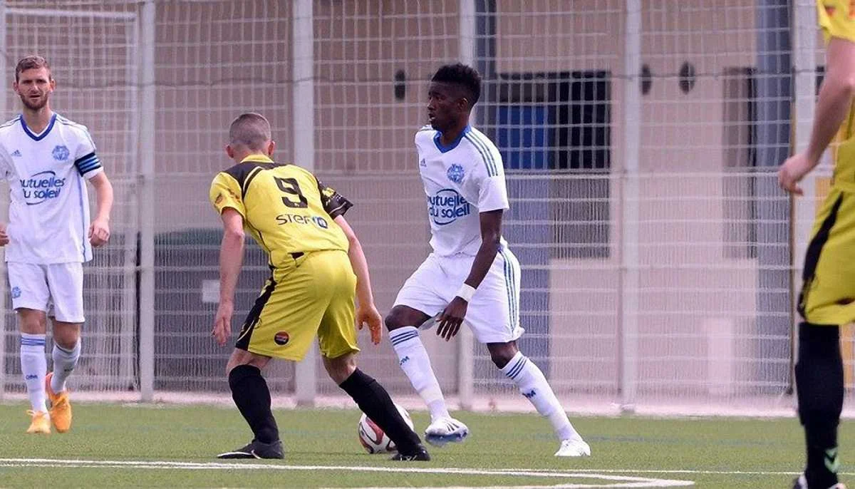 Момар Бангура (з мячом)