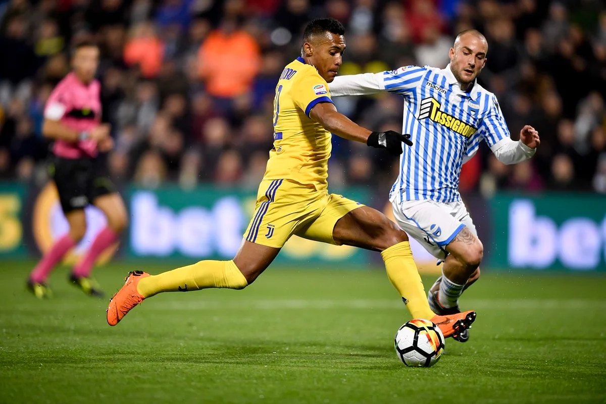 Алекс Сандро прорывается к воротам