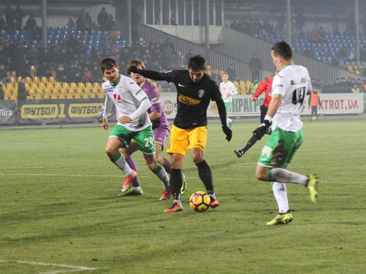 Пономар пробиває по воротам