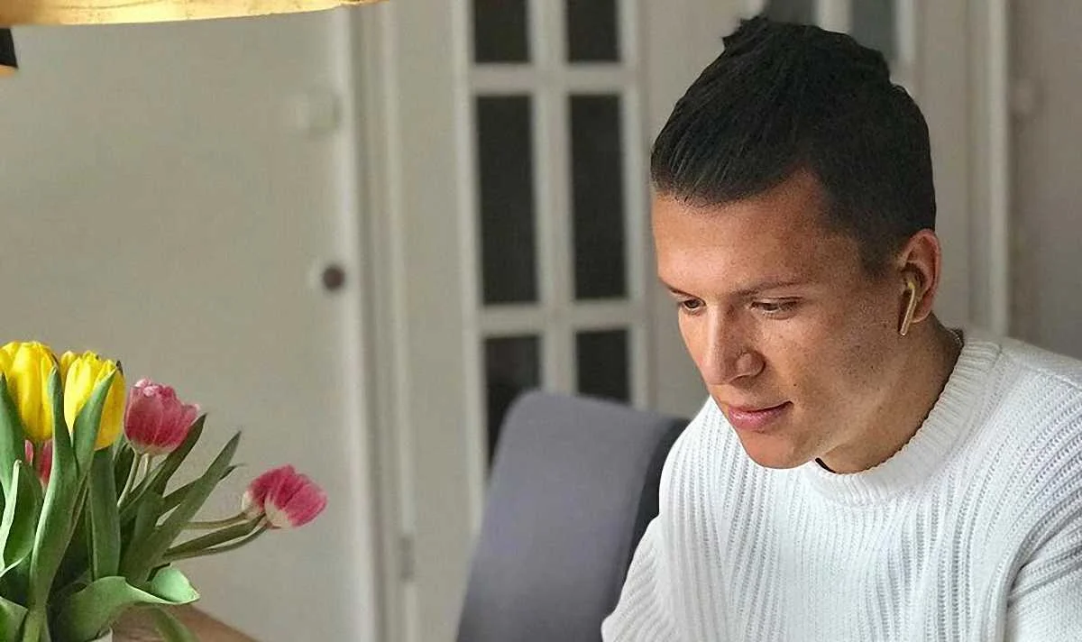 Євген Коноплянка слухає музику / Twitter