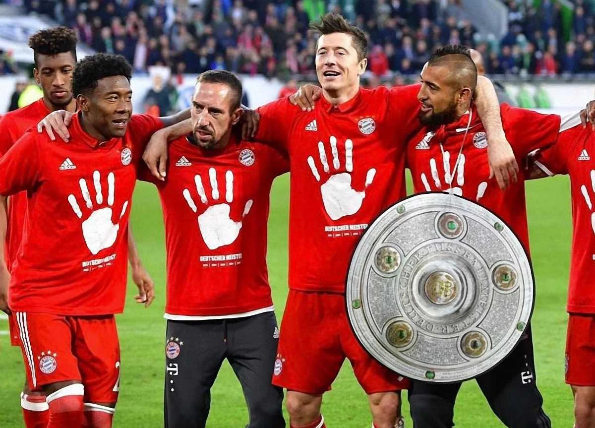 Роберт Левандовски с партнерами / фото: официальный сайт ФК Бавария