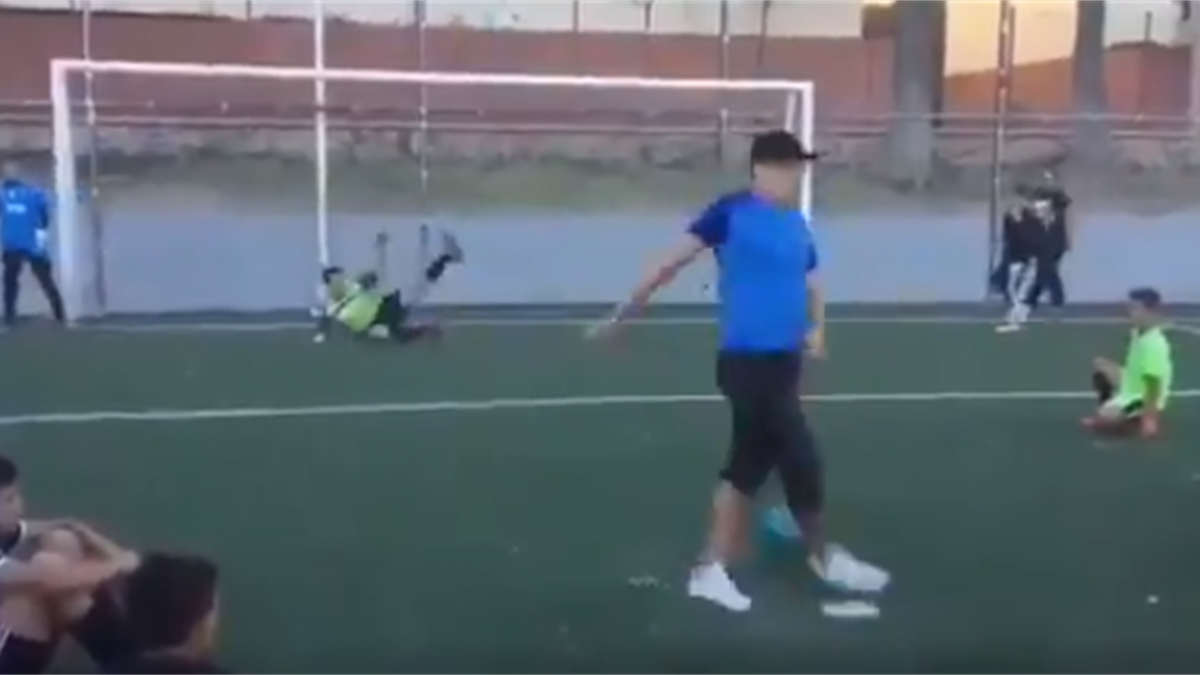 Невероятный пенальти в уличном футболе – видео порвало соцсети