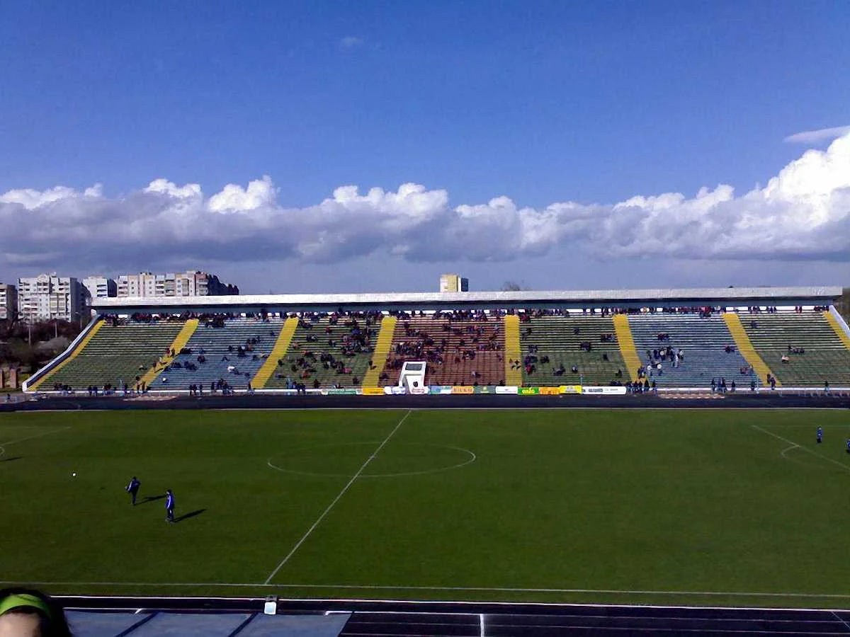 Стадіон ім. Юрія Гагаріна в Чернігові / ФК Оболонь-Бровар