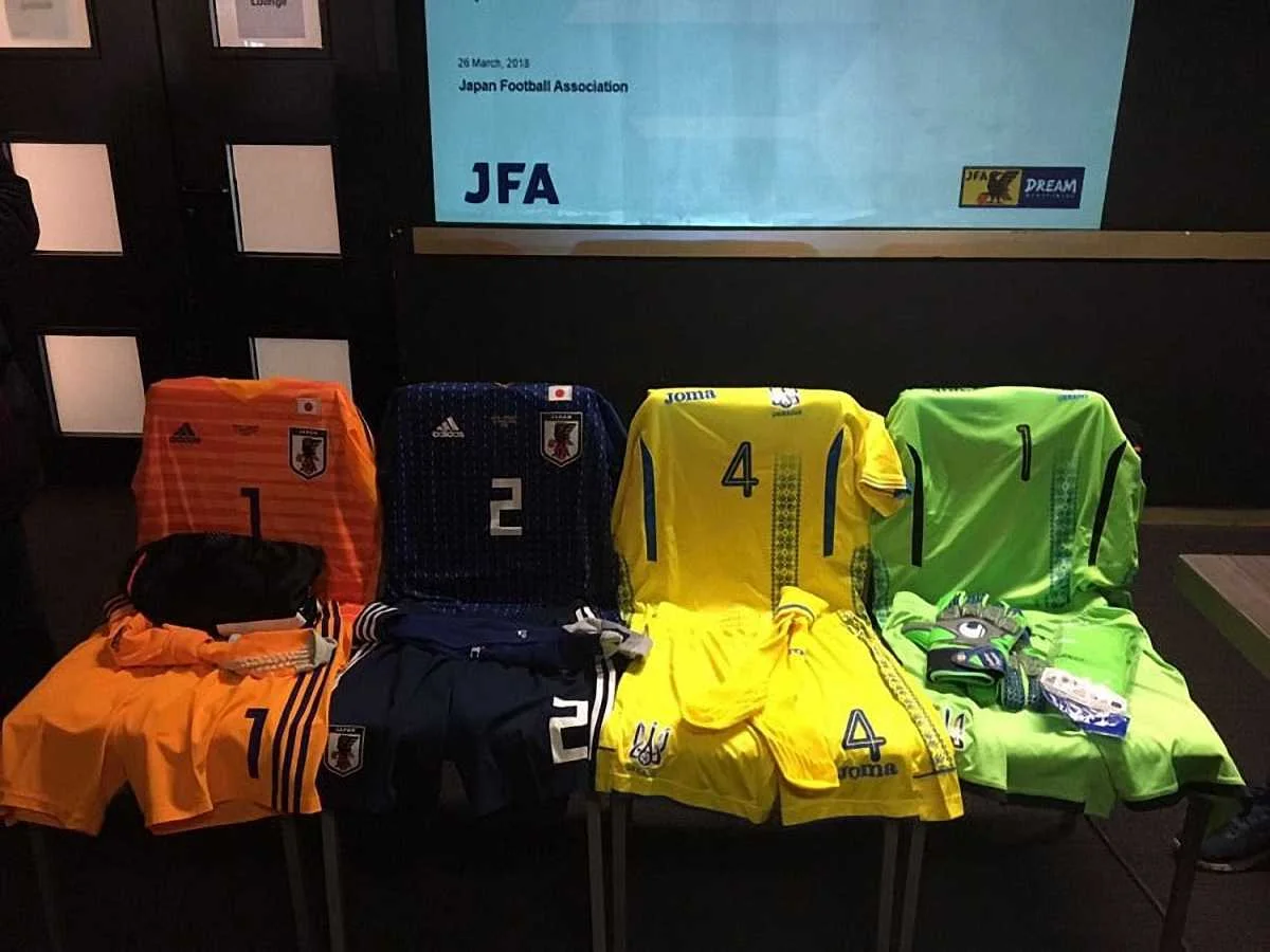 Форми збірних Японії та України / Офіційний сайт ФФУ