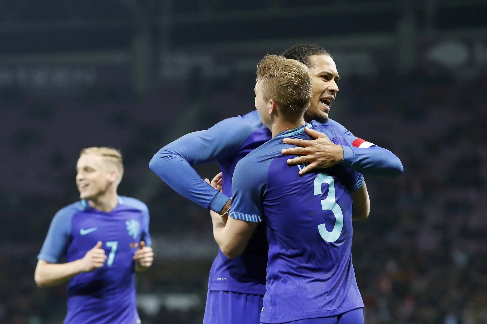 Ван Дейк святкує забитий гол