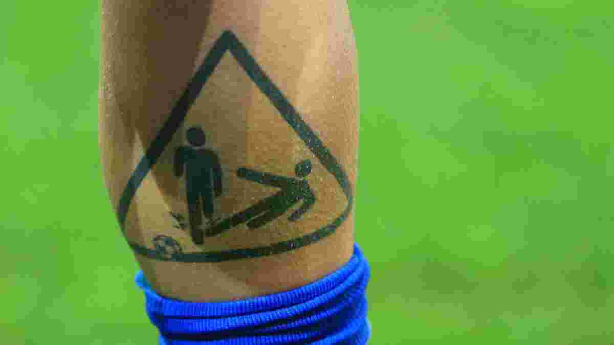 10 футболистов с худшими татуировками