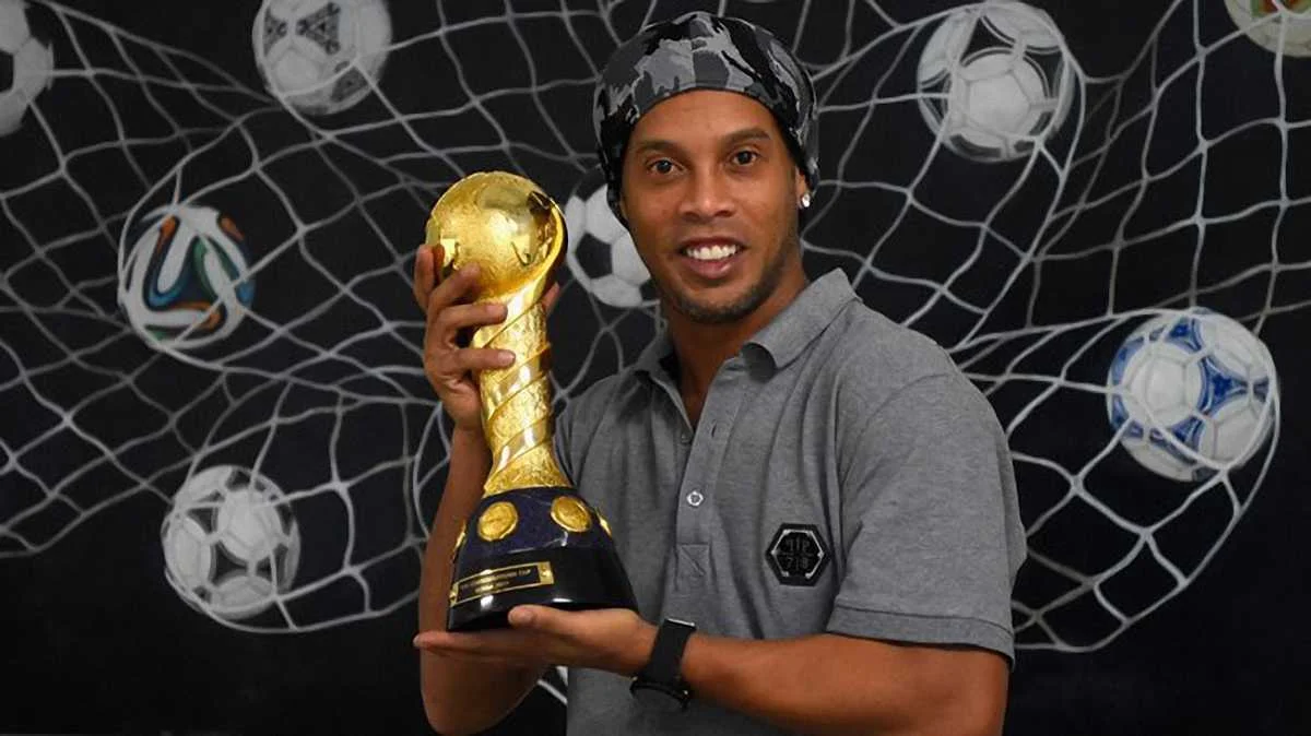 Роналдінью з кубком конфедерацій / фото: ФІФА