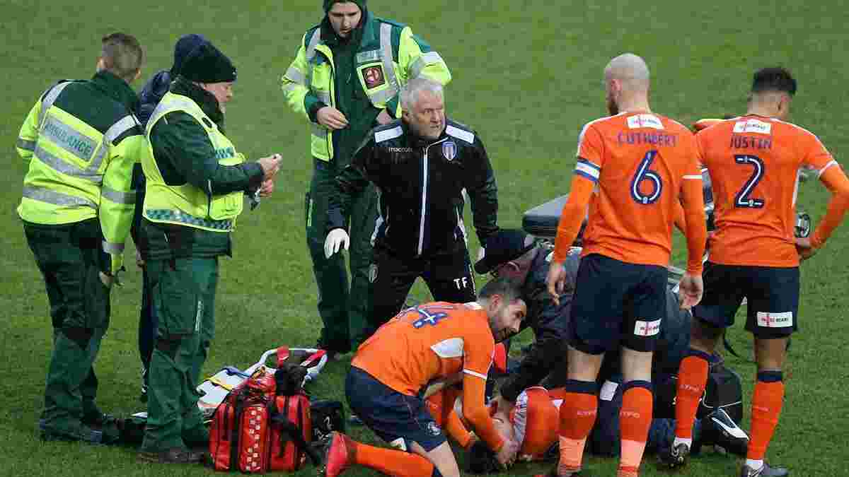 В Англии игрок получил настолько ужасную травму, что команды на 12 минут вывели в раздевалку