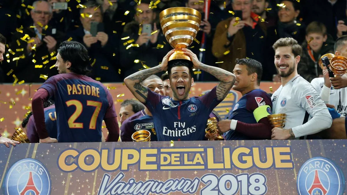 Дані Алвес з кубком французької ліги / Getty Images