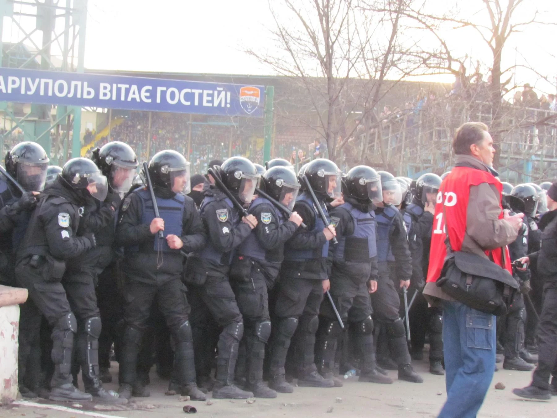 Бійка фанатів Динамо і Маріуполя з поліцією / фото 0629.com.ua