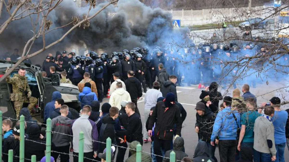 Фанаты в Мариуполе / фото: 0629.com.ua