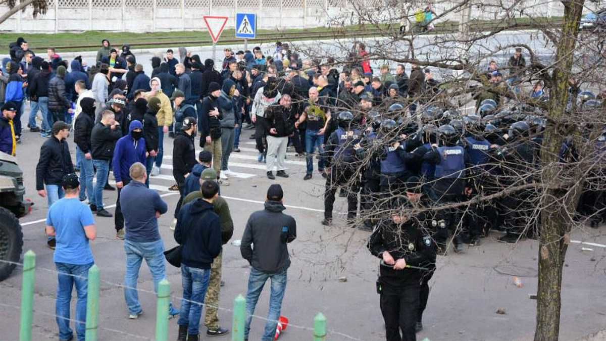 Сутички фанатів з поліцією під час матчу Маріуполь – Динамо / фото: 0629.com.ua