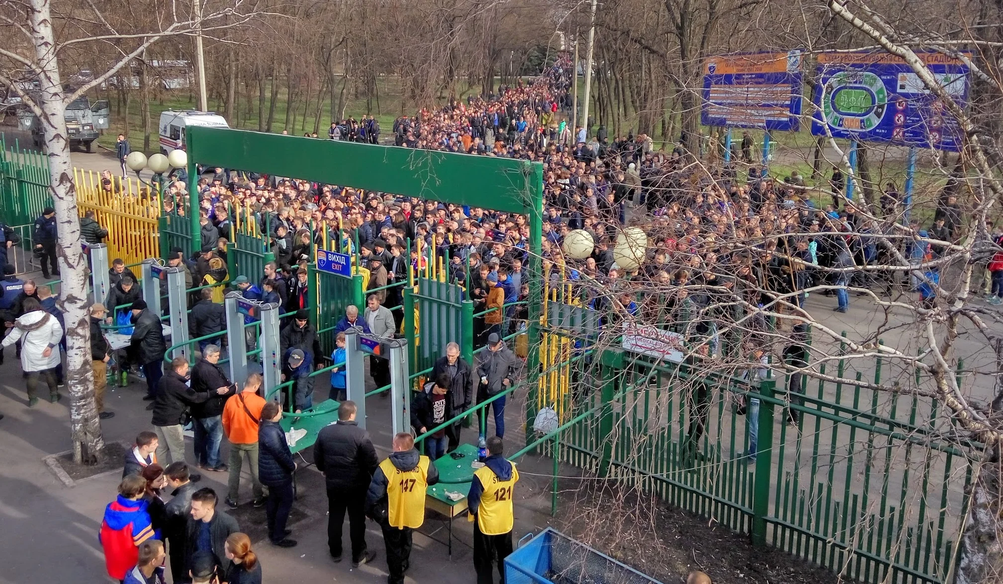 черга перед стадіоном імені Володимира Бойка / фото: Футбол 24