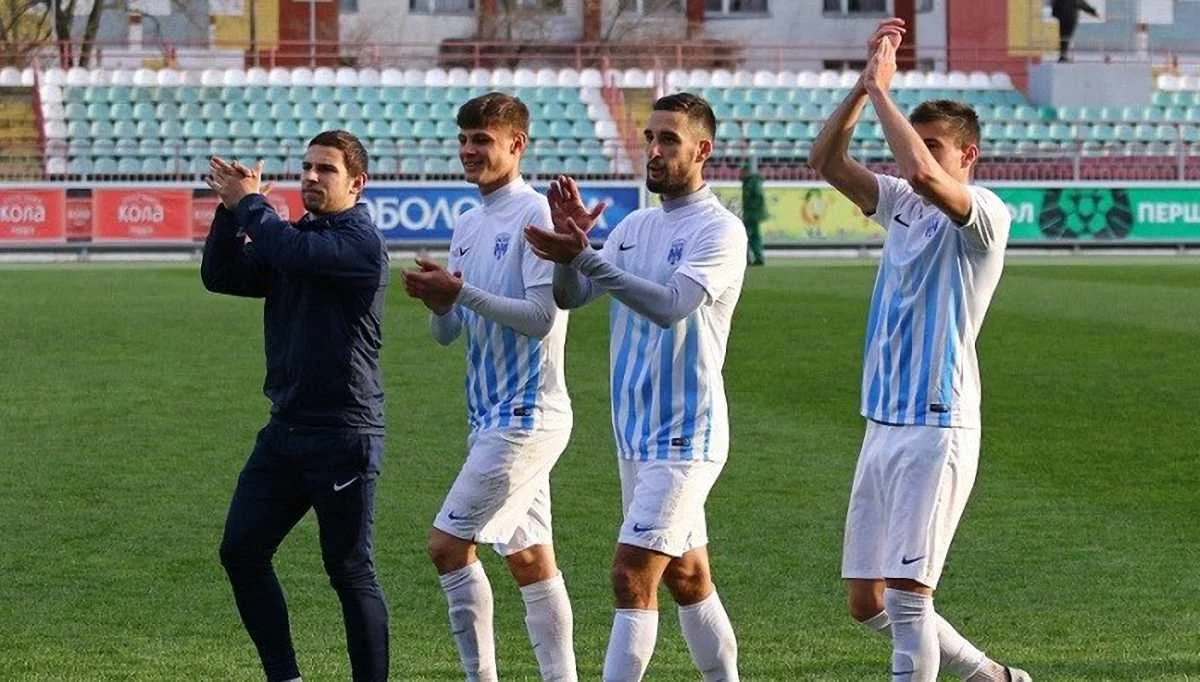 Игроки Десны благодарят болельщиков / Фото: ФК Десна