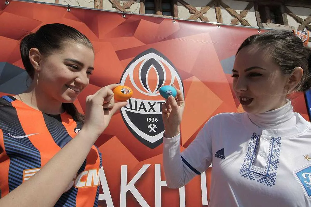 Девушки-промоутеры с пасхальными яйцами / Tribuna