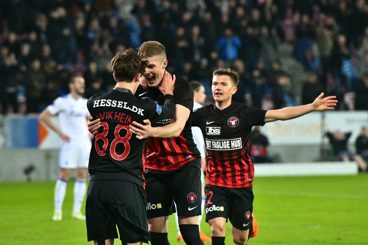 Артем Довбик приймає вітання партнера / фото ФК Мітьюлланд