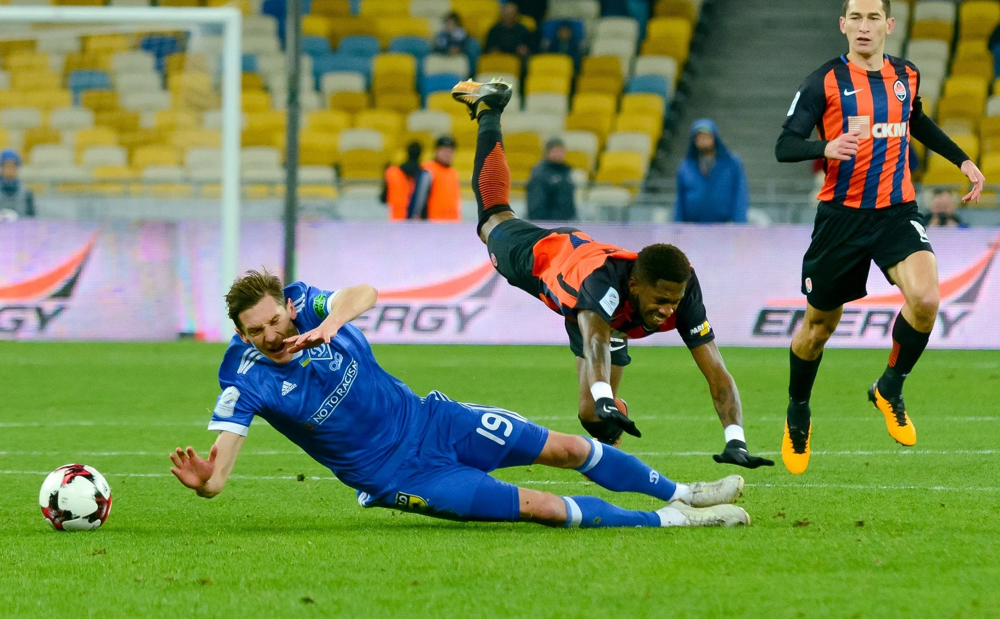 Фред проти Дениса Гармаша / фото: Футбол 24