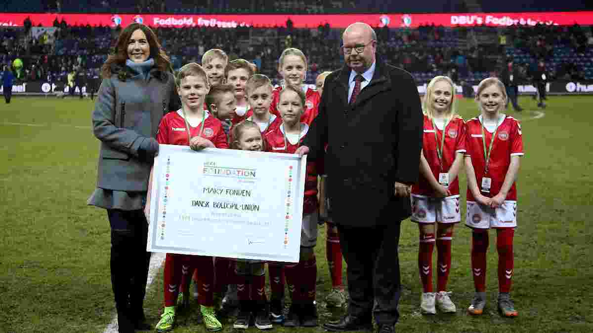 УЕФА проводит благотворительный аукцион