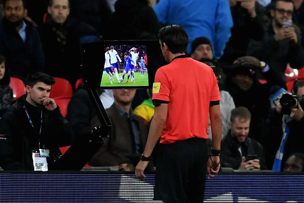 Арбитр просматривает повтор спорного эпизода / Getty Images