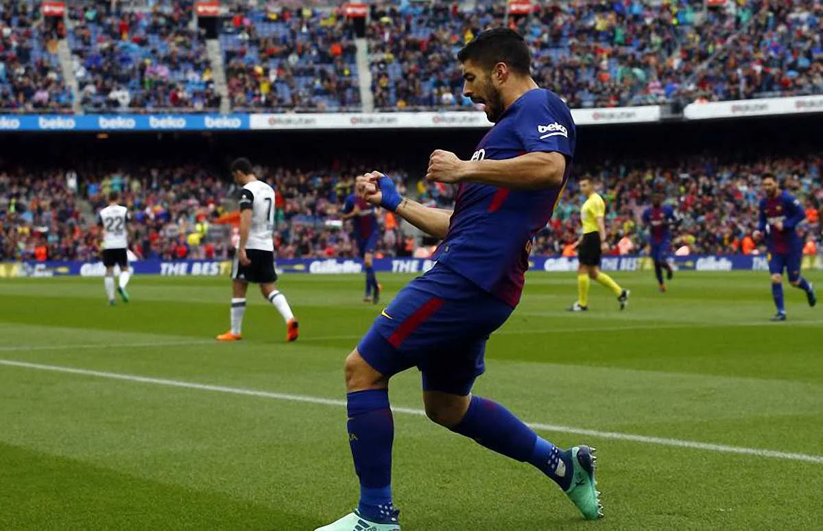 Суарес празднует гол