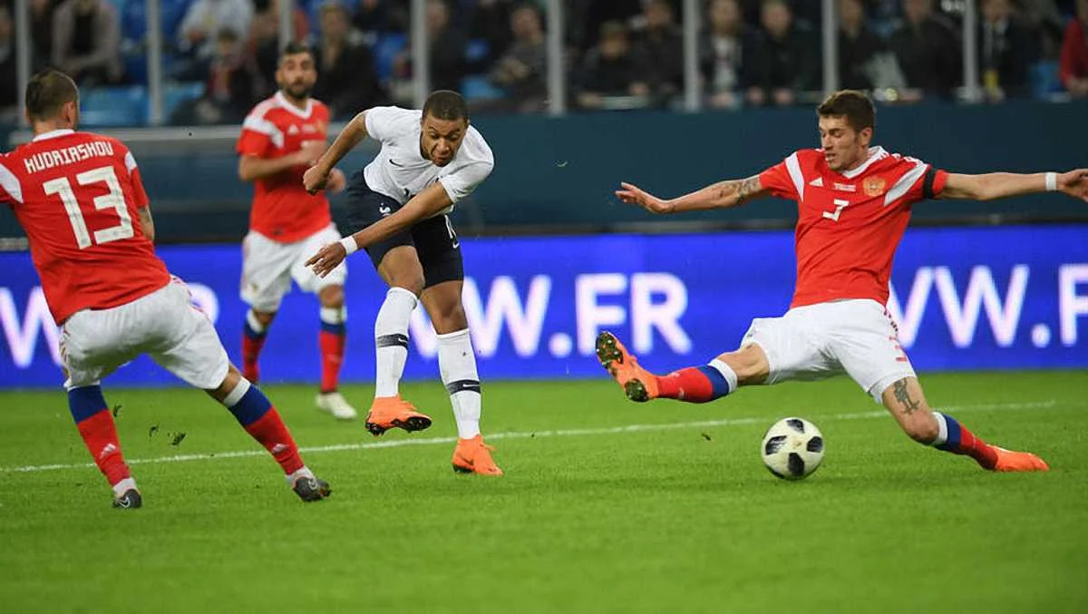 Мбаппе забивает сборной Росии / Фото: Спорт-Экспресс