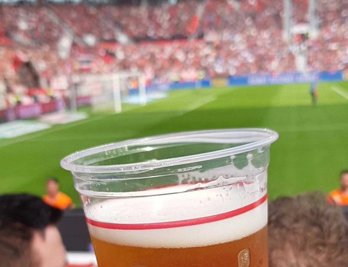 Фанат года в МЛС: Мужчина принял мяч головой и упал, однако пиво не разлил