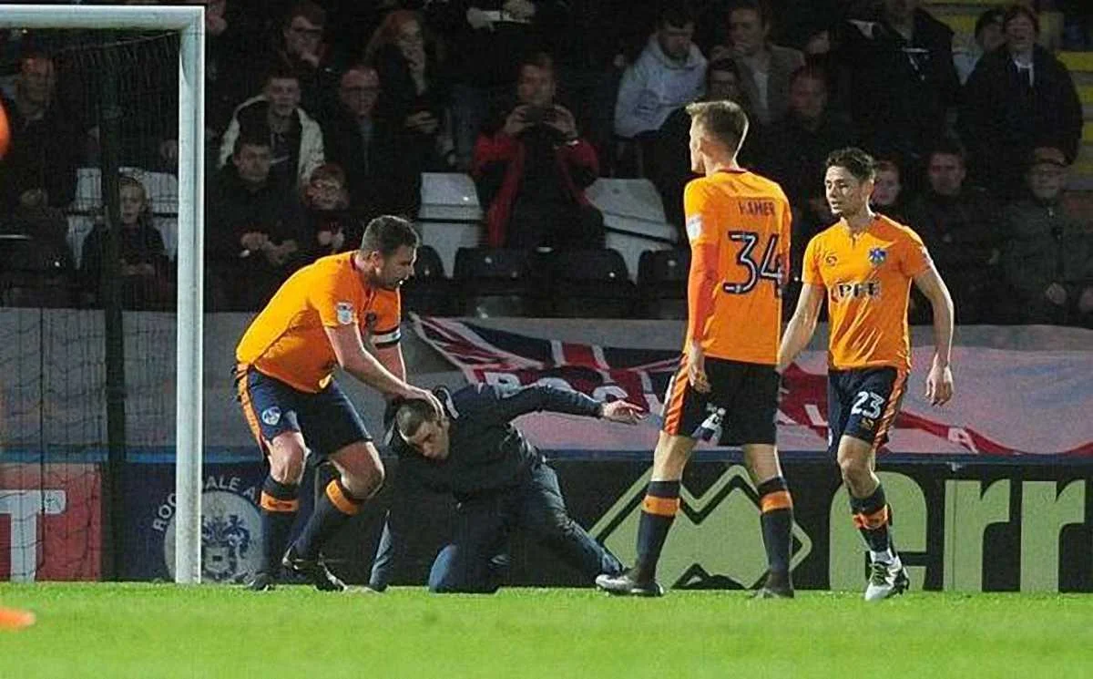 Ентоні Джеррард спритно завалив фаната на землю в маті Рочдейл – Олдхем