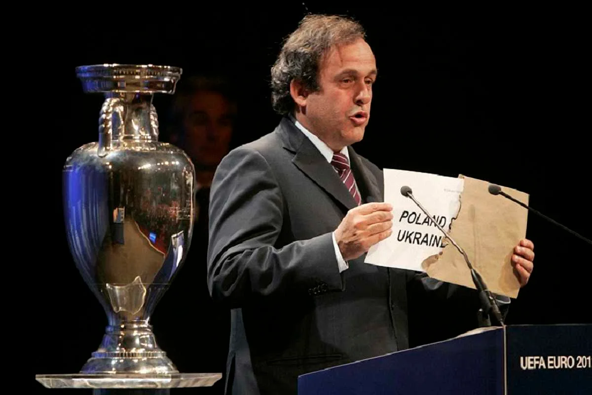 Президент УЕФА Мишель Платини объявляет имена победителей