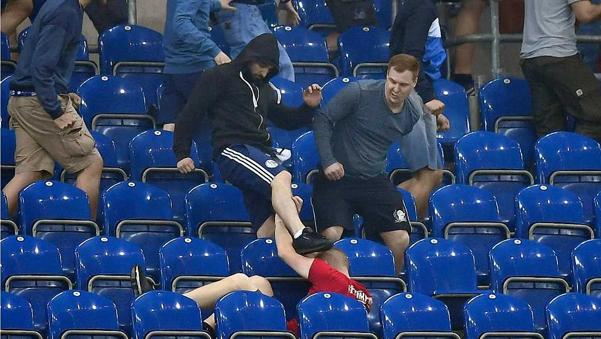 Шальке – Айнтрахт: на трибунах відбулась масова бійка фанатів / фото Bild