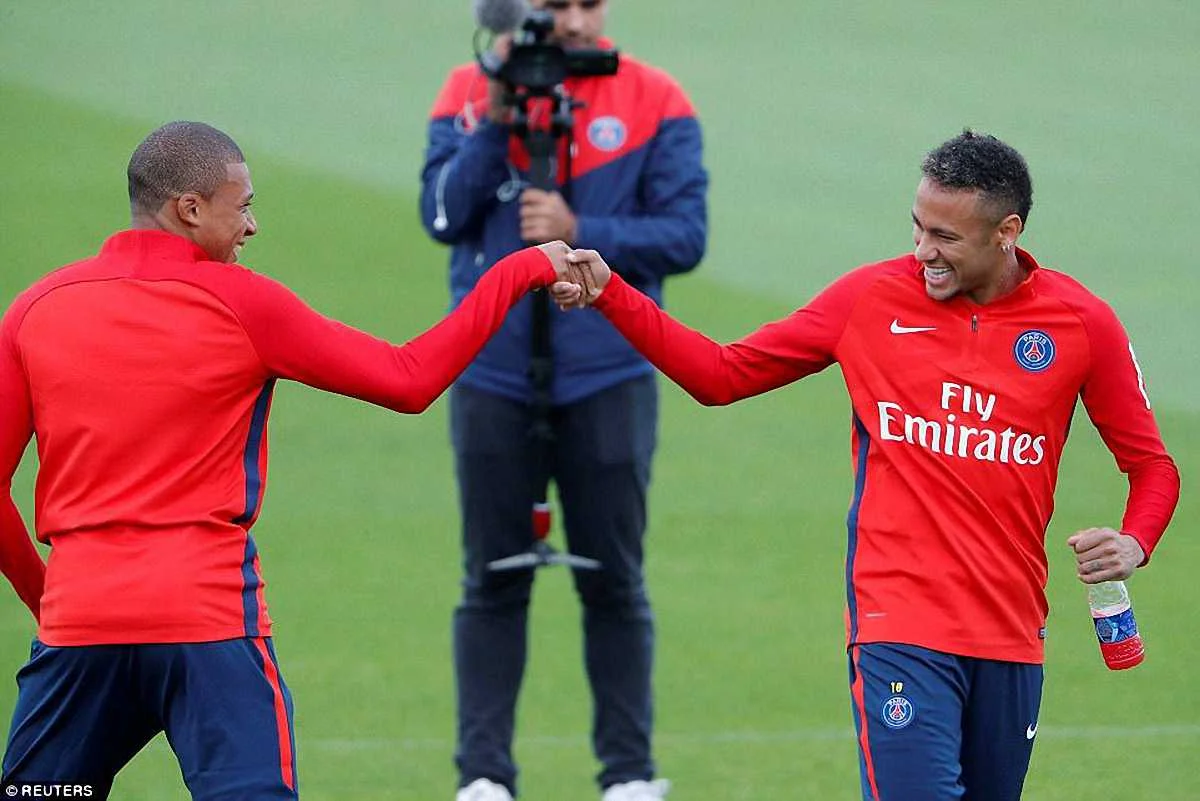 Неймар (праворуч)