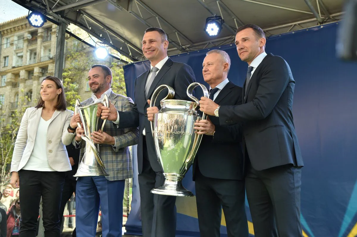 Передача Кубків ЛЧ Києву / Твіттер ФФУ