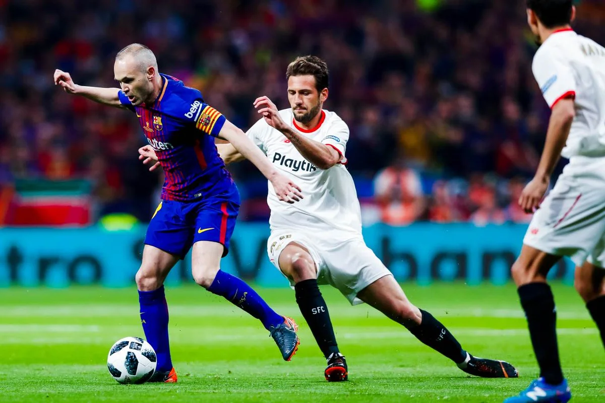 Андрес Иньеста против игроков Севильи / фото: официальный сайт ФК Барселона