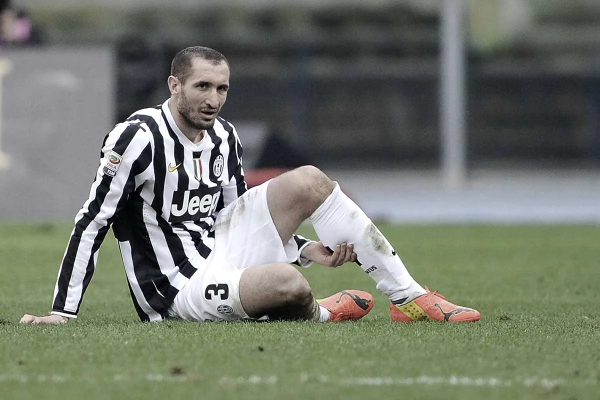 Ювентус – Наполи: Кьеллини покинул поле на старте поединка, два защитники туринцев уже на желтых карточках