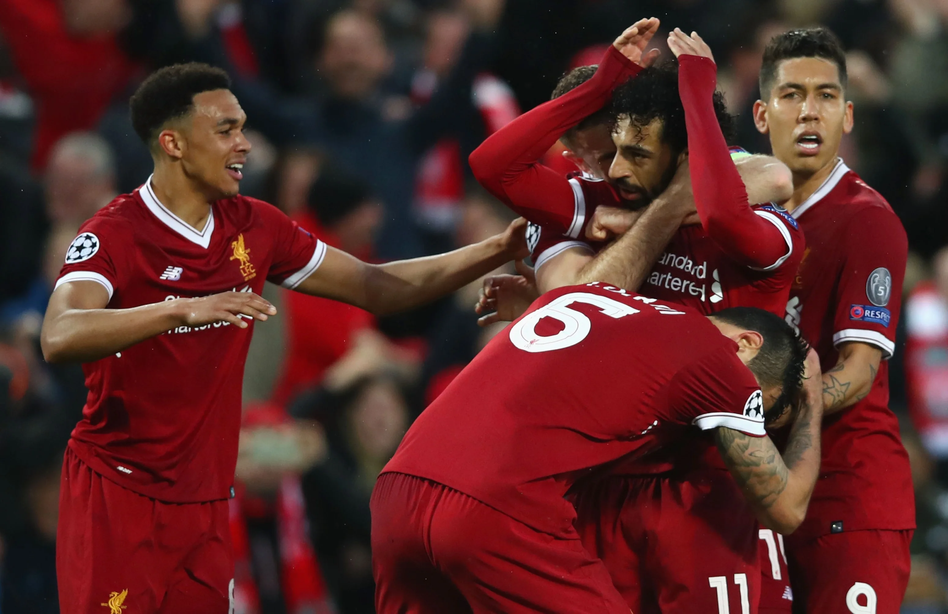 Салах принимает поздравления от партнеров / Getty Images