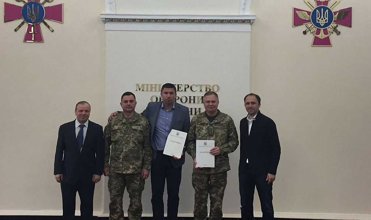 Івіца Піріч разом з керівництвом Міністерства оборони України / фото: із соцмереж