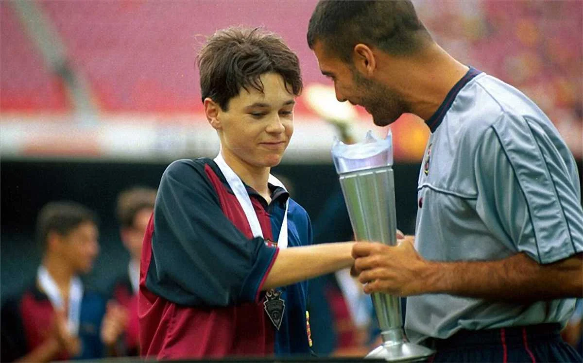 Совсем юный Андрес Иньеста и молодой Хосеп Гвардиола