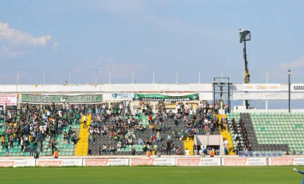 Турецкий фанат арендовал кран для просмотра матчей