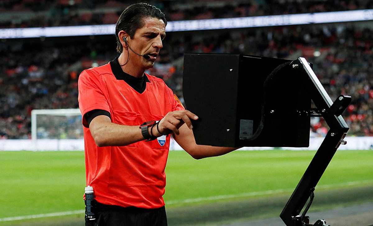Дениз Айтекин имеет опыт использования VAR. Но не в Лиге чемпионов