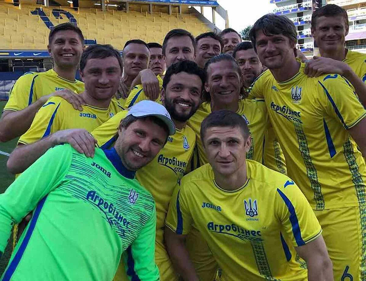 Андрій Воробей (другий зліва)