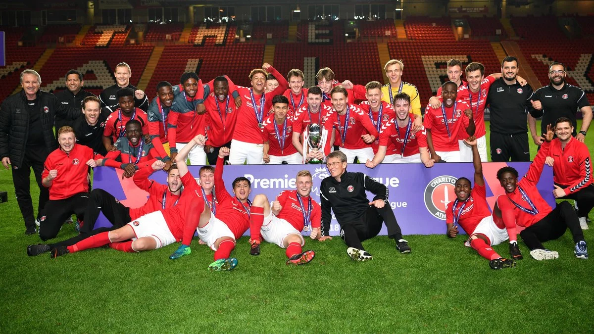 Сергій Балтача зі своїми гравцями / Фото ФК Чарльтон