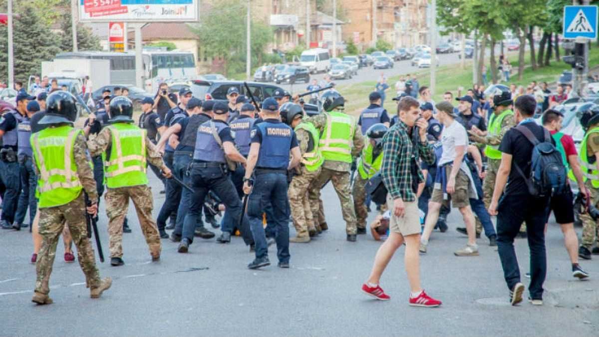 Сутичка фанатів з поліцією у Дніпрі / фото: Ipress.ua