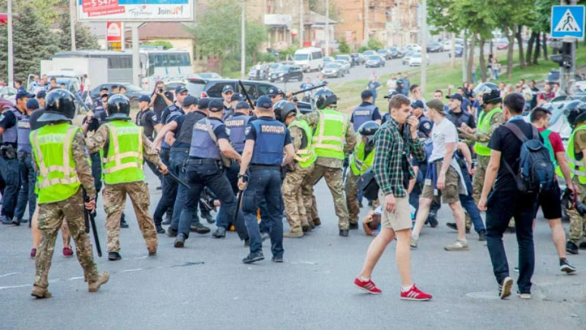 Сутичка фанатів з поліцією у Дніпрі / фото: Ipress.ua
